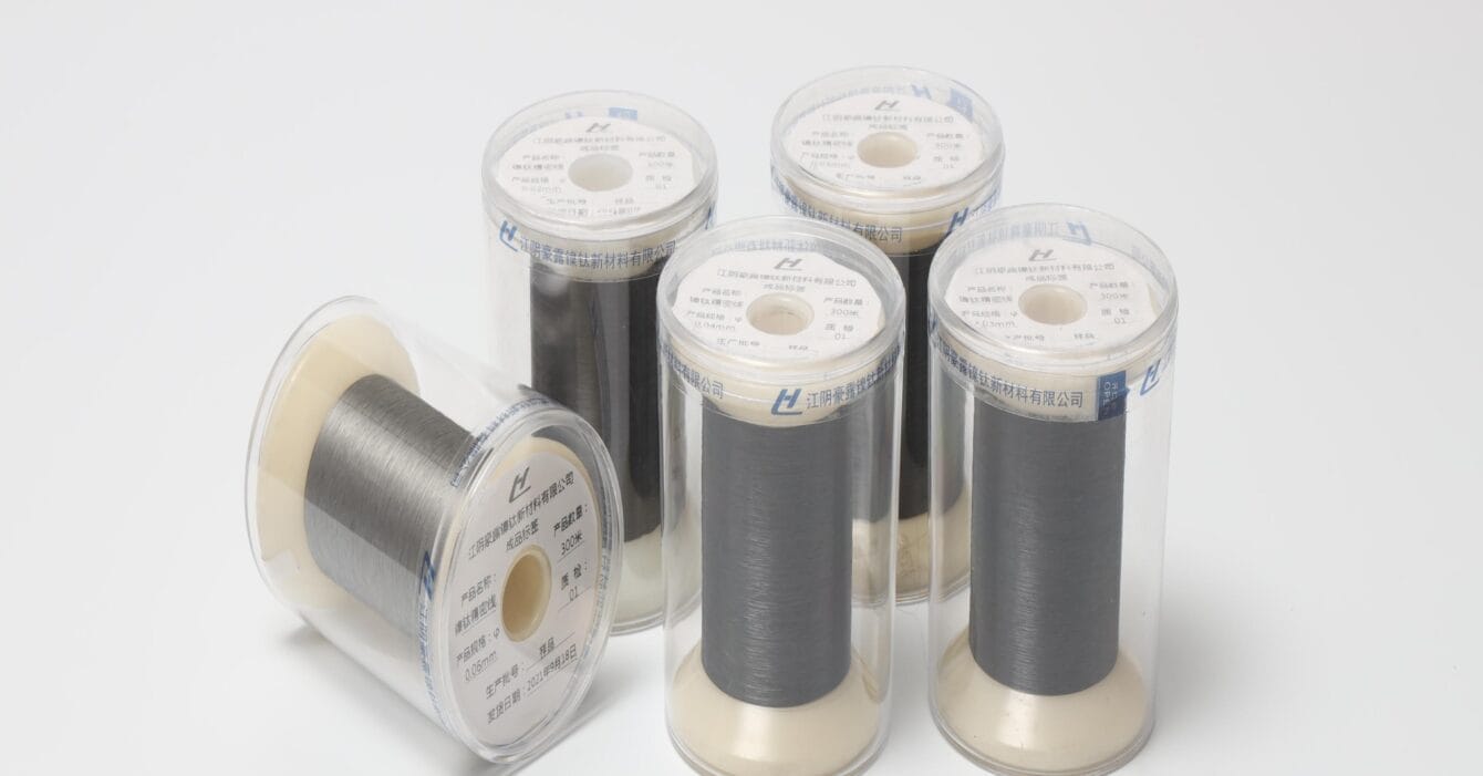 Black light oxidized wire nitinol with fine round shape for medical device use